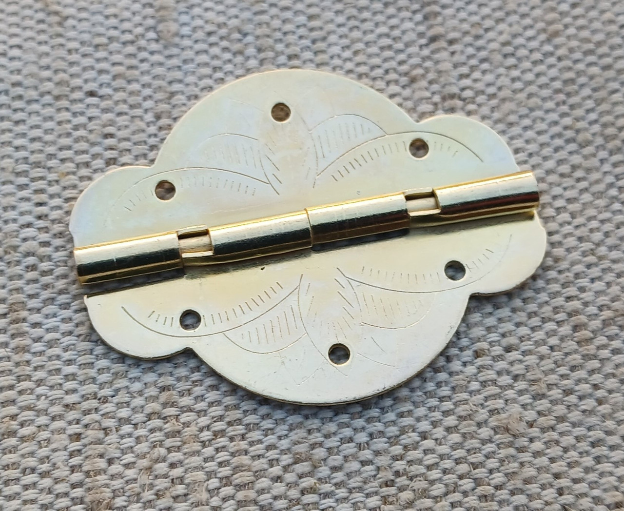 Петля фігурна із фіксатором. 43х35мм.