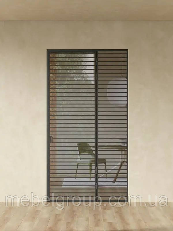 Однодверна перегородка з горизонтальними смужками та стулкою