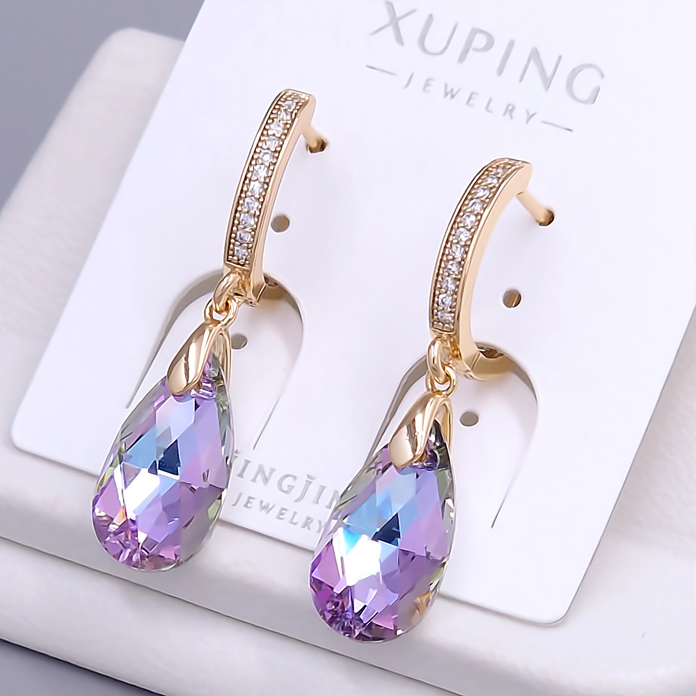 Сережки XР. Позолота 18К. Камені: Swarovski ніжно-фіолетовий хамелеон та циркон. Довжина: 36 мм. Ширина: 9 мм.