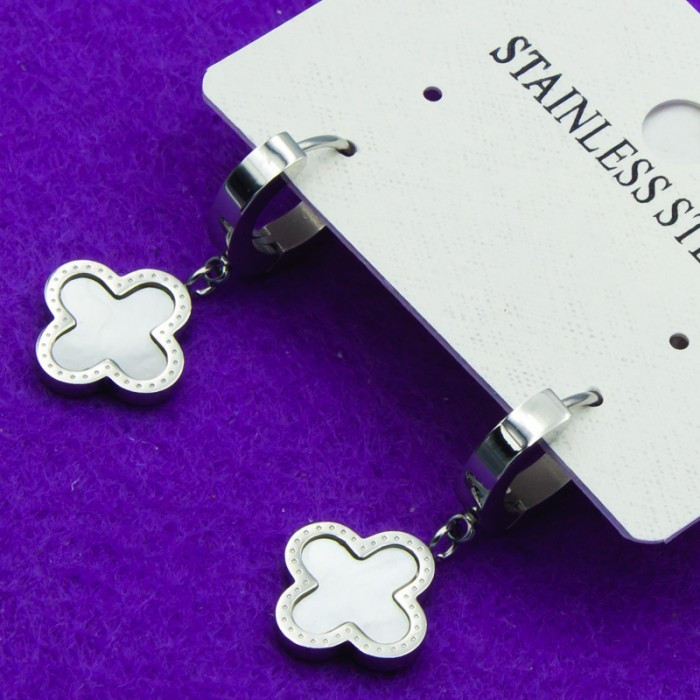 Сережки сталь No112 конюшина на круглому замку з білою вставкою на білому металі біжутерію зі сталі недорого