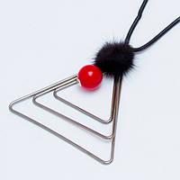 Підвіска No 435 трикутники з пушком чорного кольору та кулькою червоного.