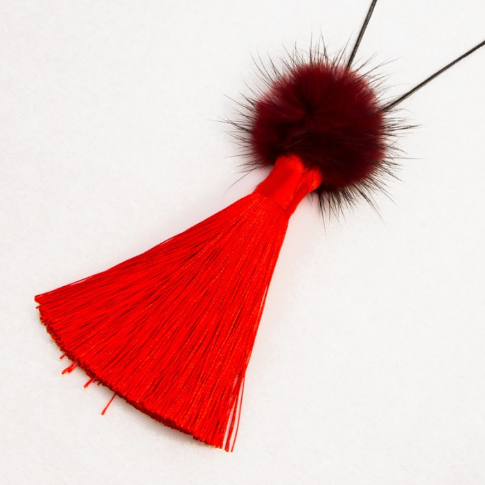 Підвіска No 1124 з червоним пензликом і пушком.