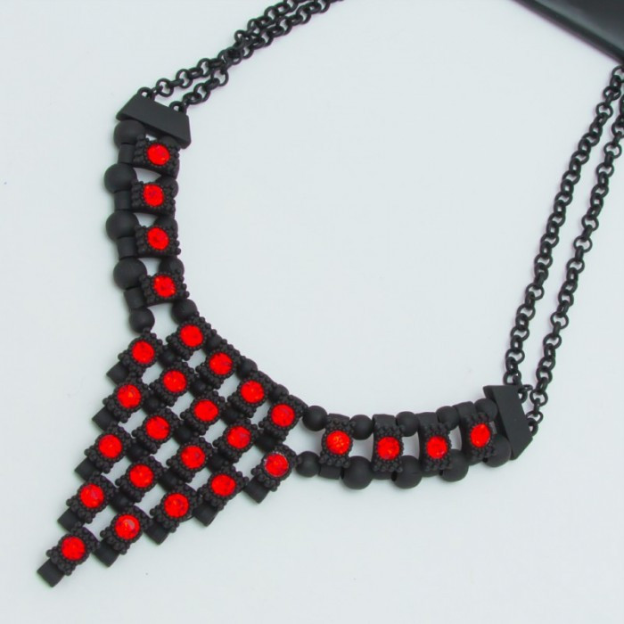 Підвіска No404 чорний матовий метал зі стразами червоного кольору.