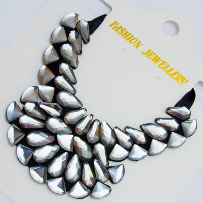 Підвіска No421 білі стрази на чорній тканинній основі.