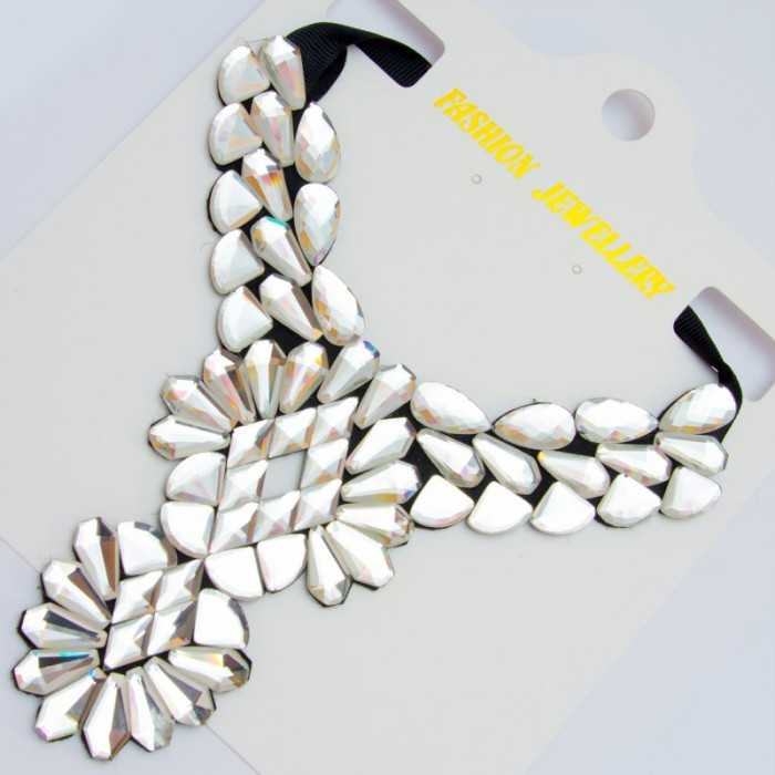 Підвіска No422 білі стрази на чорній тканинній основі.