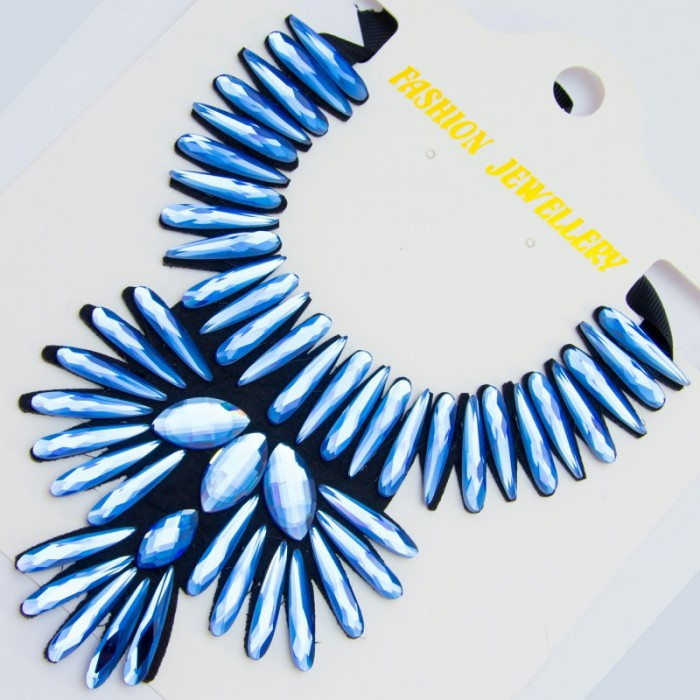 Підвіска No420 блакитні стрази на чорній тканинній основі оригінальної форми.