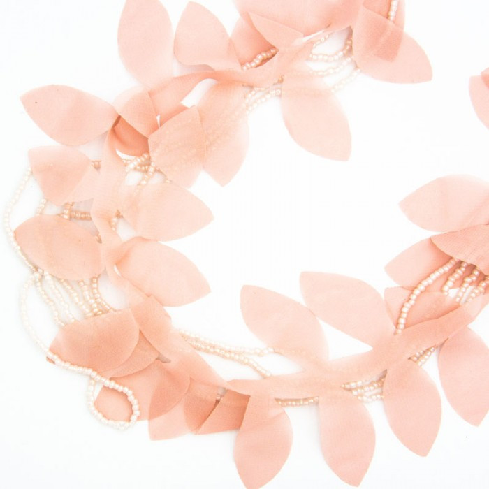 Підвіска No 872 рожеві пелюстки з бісером на ланцюжку.