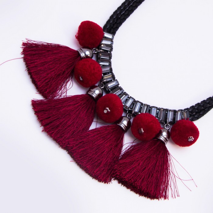 Підвіска No 1105 з червоними китицями та м'якими кульками.