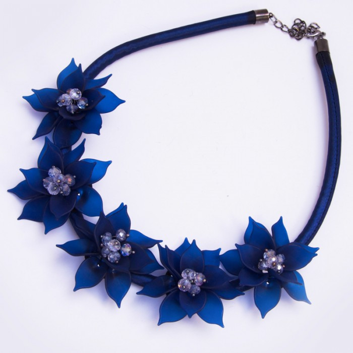 Підвіска No 1115 із синіми квіточками та кришталями.