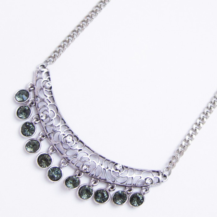 Підвіска No 1232 білого кольору ажурна.