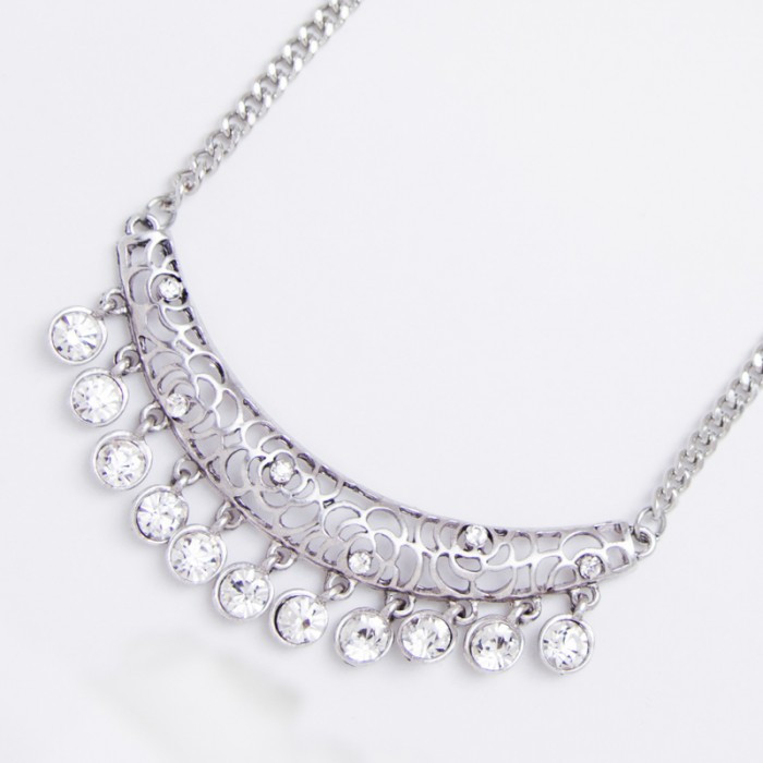 Підвіска No 1230 білого кольору ажурна.