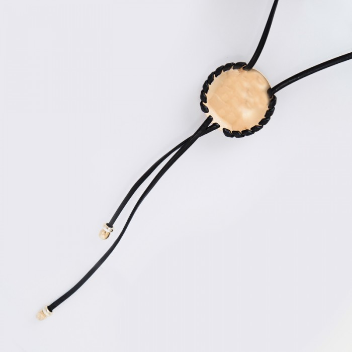 Підвіска No 1494 зі вставкою на чорному шнурку.