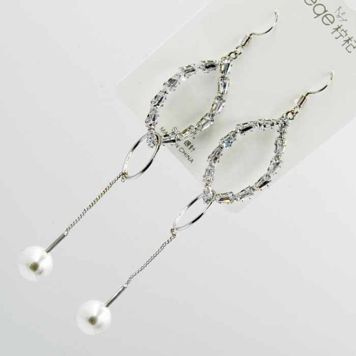 Сережки No45 з перлиною білого кольору.