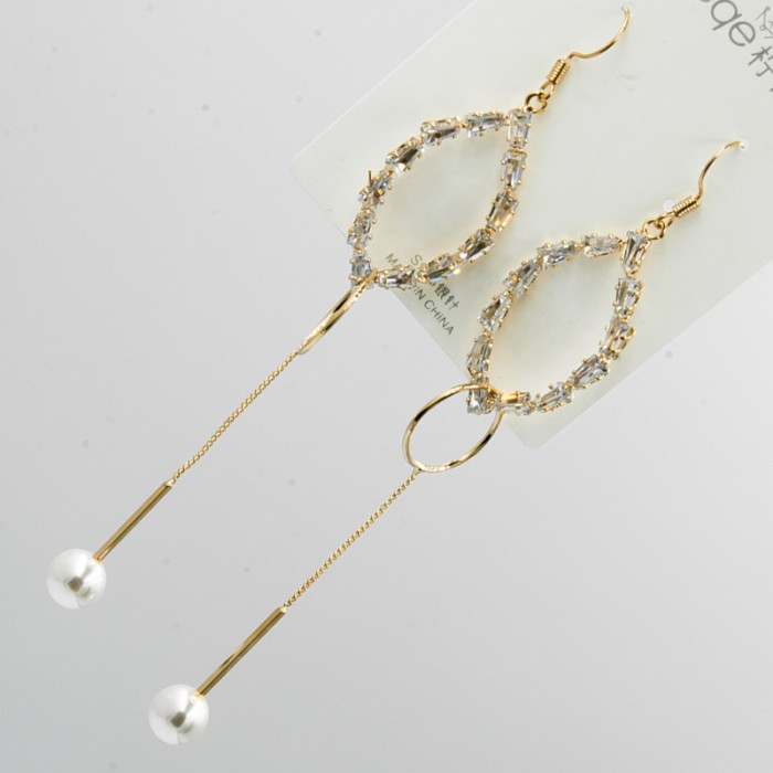 Сережки No44 з перлиною білого кольору.