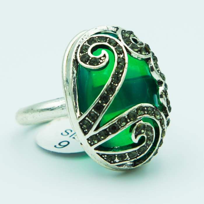 Кільце No97 з каменем яскраво-зеленого кольору від виробника недорого.