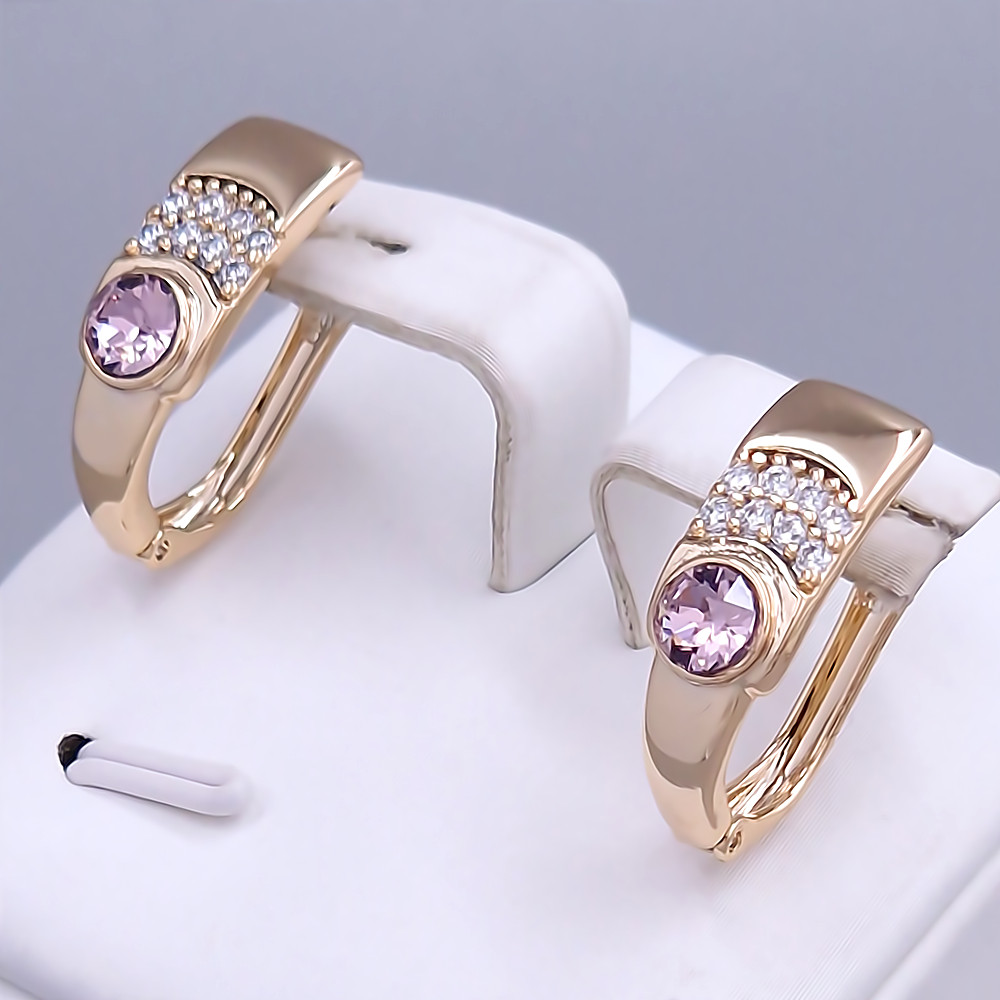 Сережки XР. Позолота 18К. Камені: Swarovski рожевого кольору та циркон. Довжина: 20 мм. Ширина: 7 мм.
