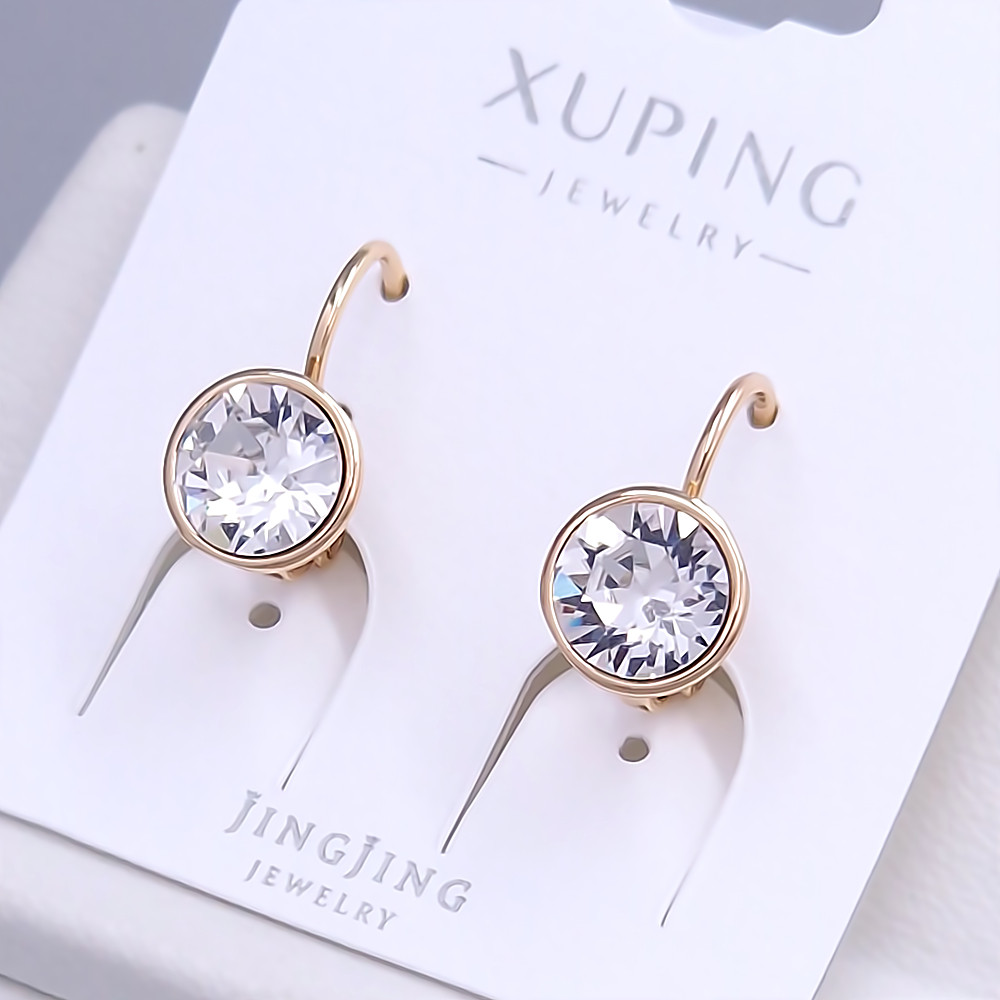 Сережки XР. Позолота 18К. Камені: Swarovski білого кольору. Довжина: 15 мм. Ширина: 9 мм.