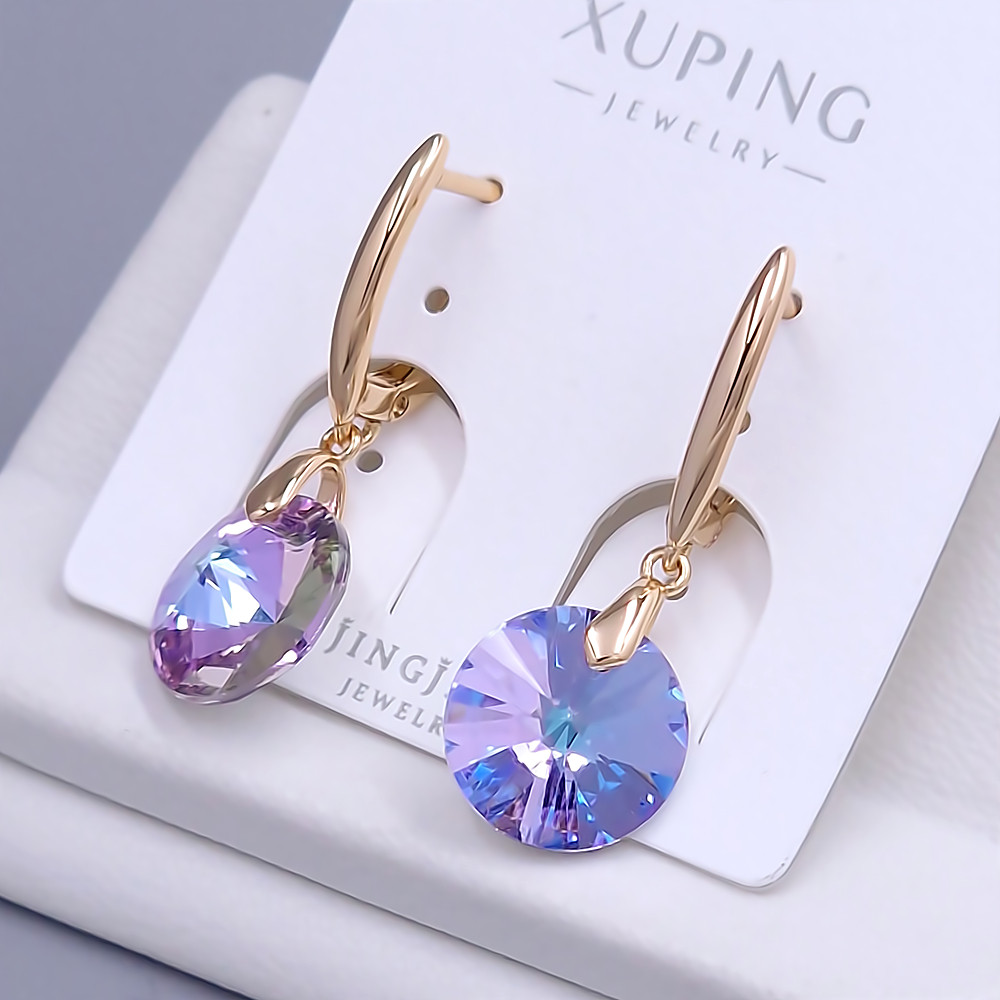 Сережки XР. Позолота 18К. Камені: Swarovski ніжно-фіолетовий хамелеон. Довжина: 33 мм. Ширина: 12 мм.