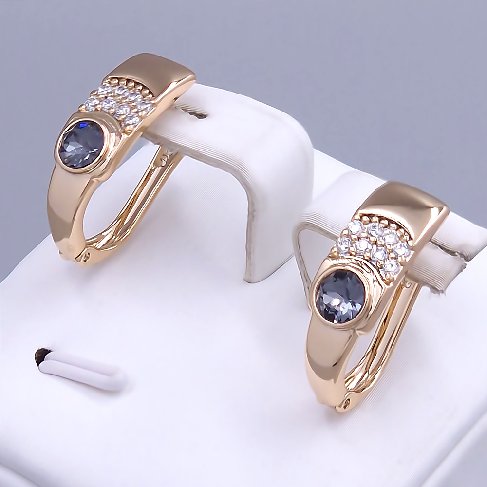 Сережки XР. Позолота 18К. Камені: Swarovski чорного кольору та циркон. Довжина: 20 мм. Ширина: 7 мм.