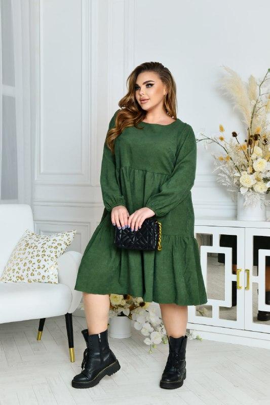 Широка жіноча велюрова сукня з довгим рукавом у великому розмірі