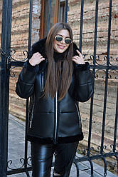 Жіноча чорна актуальна дублянка з капюшоном прикрашеним хутром