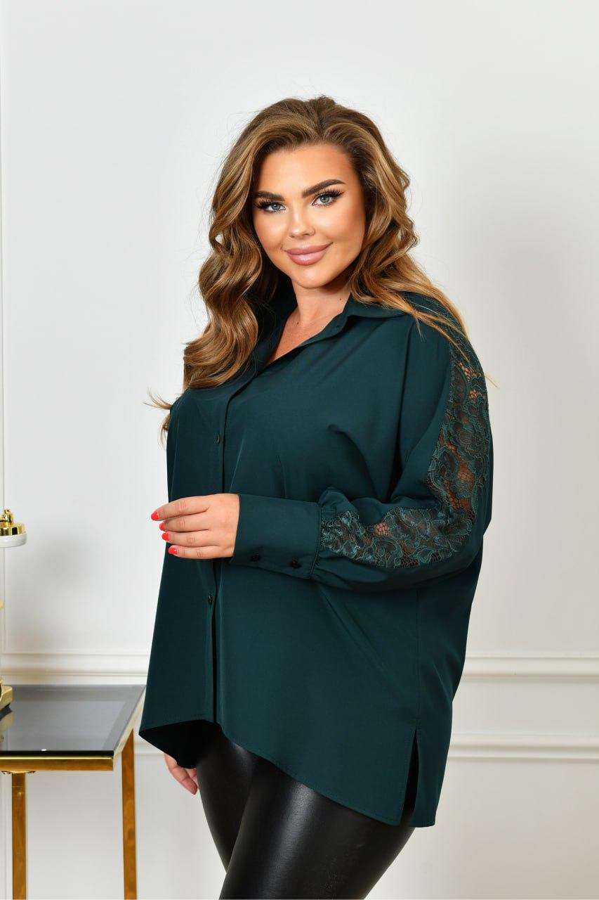 Темно зелена жіноча сорочка з гіпюром на рукаві батального розміру