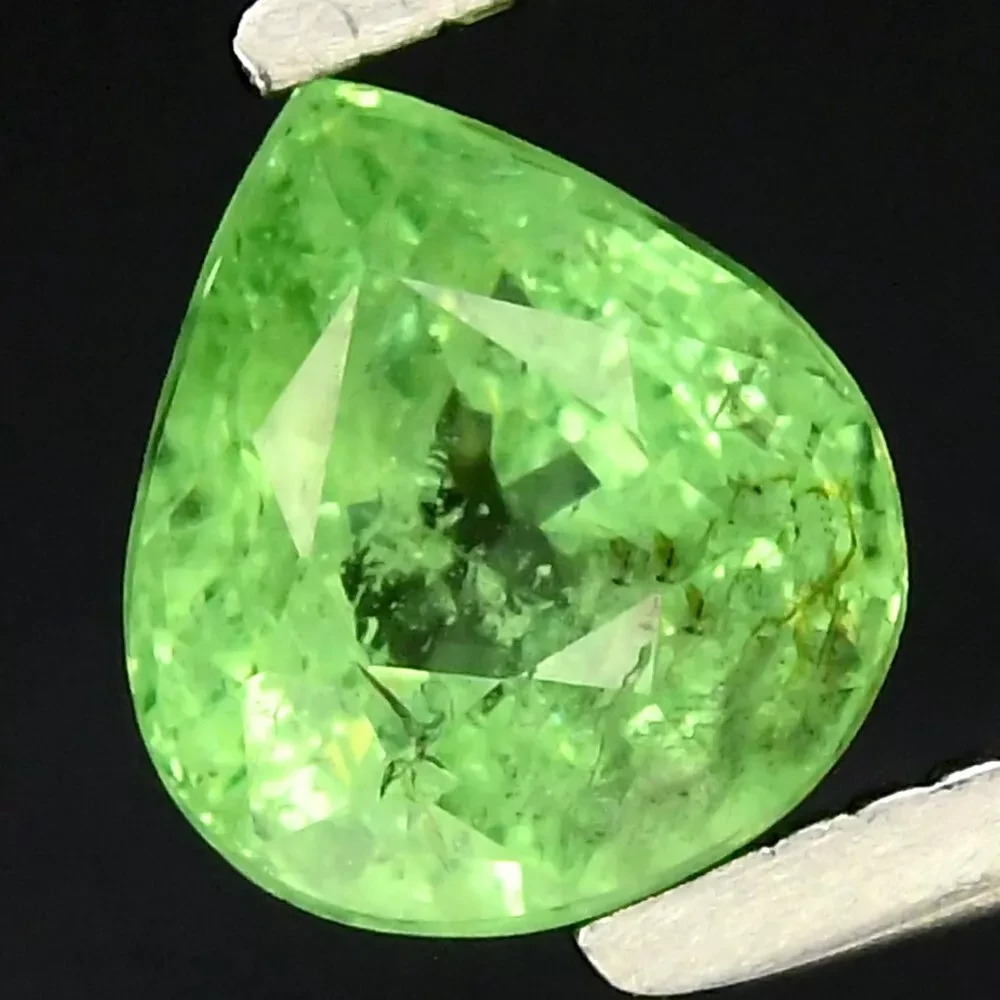 0.65 карат. Природний цаворит гранат крапля