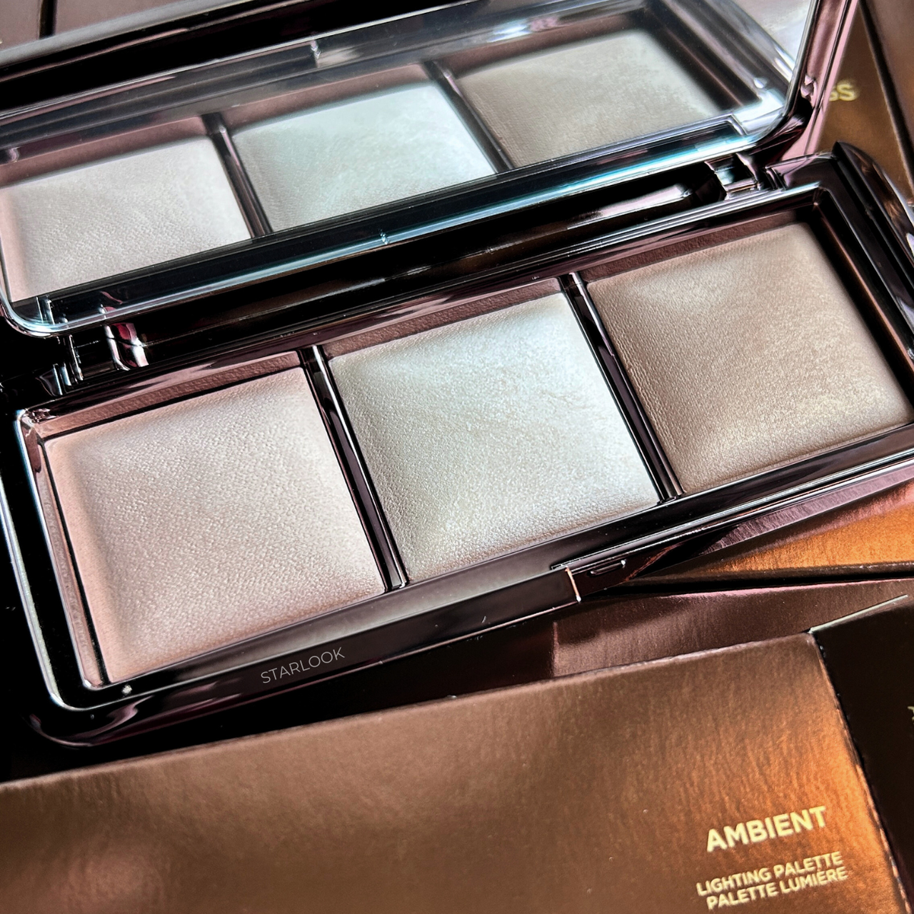 ≡ Палетка фінішної пудри з ефектом сяйва Hourglass Ambient