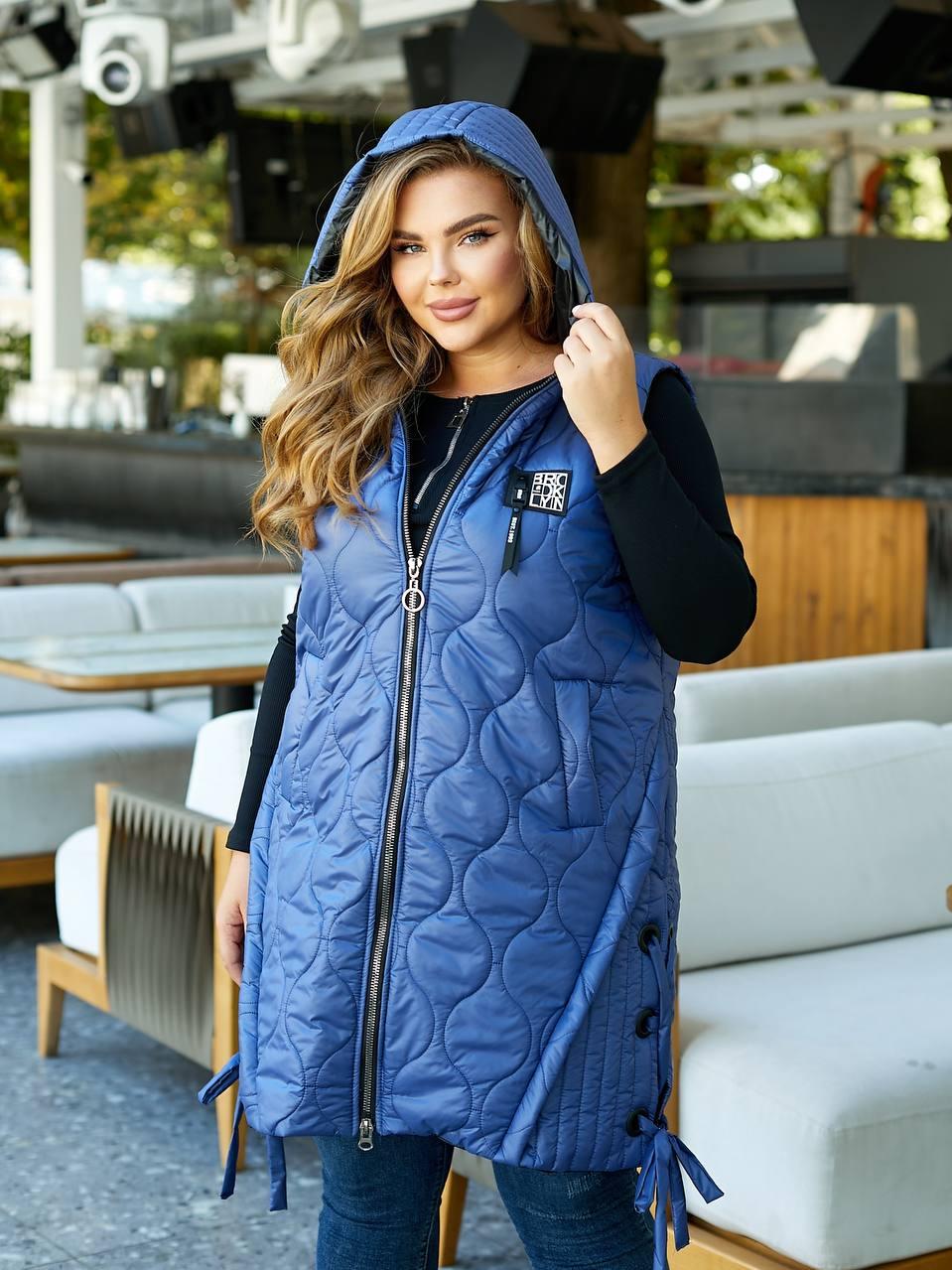 Жіноча довга стьобана жилетка безрукавка з капюшоном, утеплена синтепоном, зі шнурівками з боків, батал великі розміри, фото 1