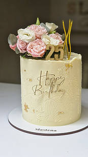 Елегантний жіночий торт з квітами