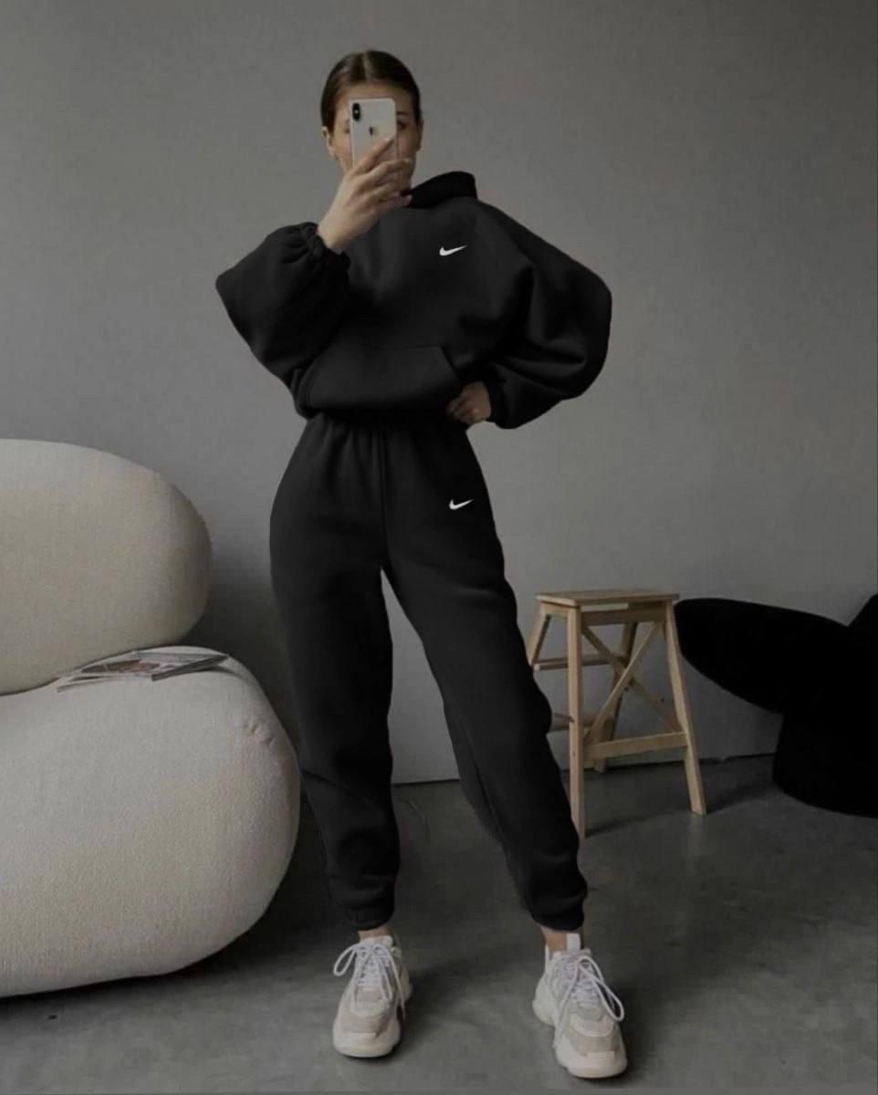 Жіночий теплий чорний об'ємний спортивний костюм-двійка: кофта з капюшоном і штани з тринитки на флісі, фото 1