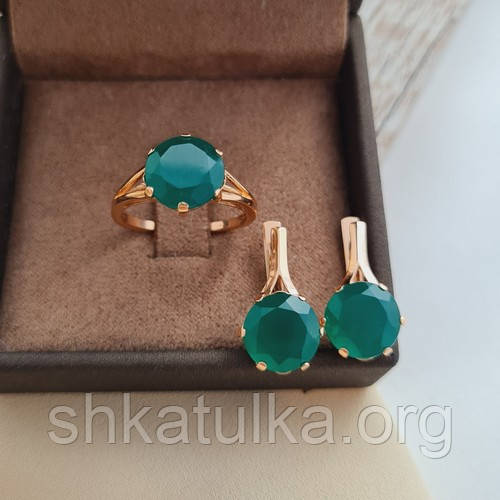 Комплект золотий каблучка та сережки з круглим зеленим агатом 8.47