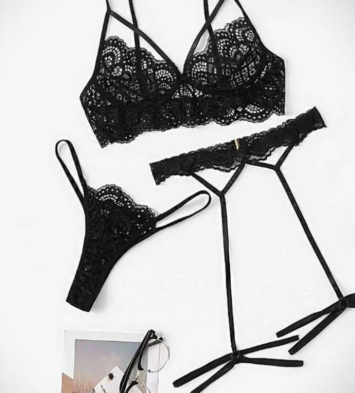 Тонка жіноча білизна чорного кольору з пов'язками на ноги