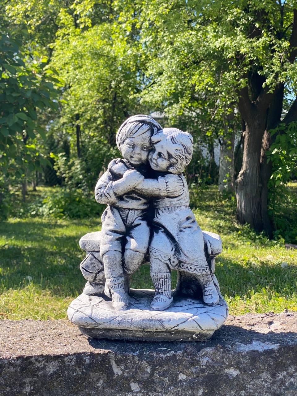 Садова фігура, скульптура, статуетка пара дітей на лавці для декору саду з цементу, ручної роботи 33 см