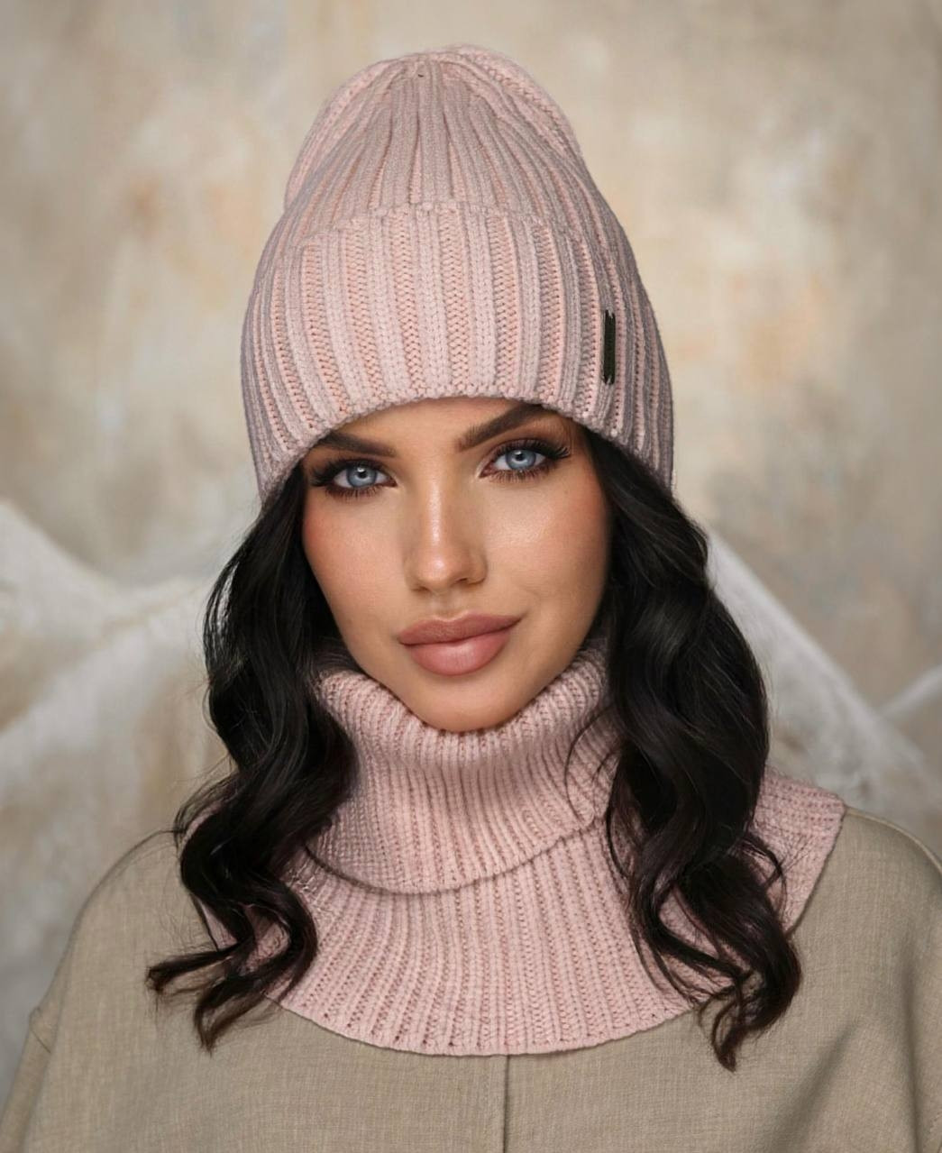 В'язаний жіночий теплий зимовий комплект Zoriana, шапка + снуд, пудра, фото 1