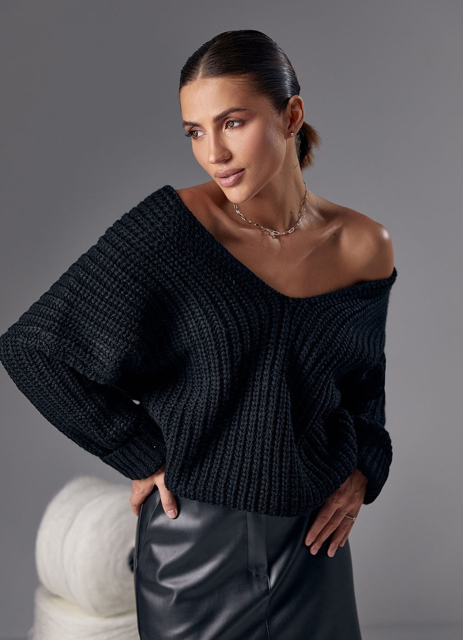 Жіночий в'язаний однотонний джемпер чорного кольору з вирізом. Модель 1619 Trikobakh. Розміри 42-46, 48-52