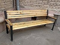 Садовая лавка с поручнями