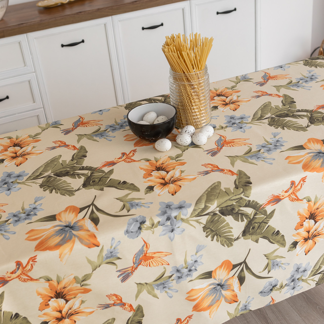 Скатертина 150х180 см водовідштовхувальна з тефлоновим просоченням Колібрі пудра