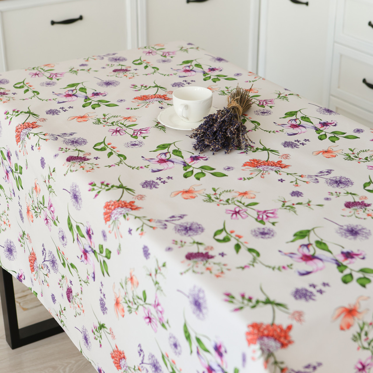 Скатертина 150х180 см водовідштовхувальна з тефлоновим просоченням Польові квіти
