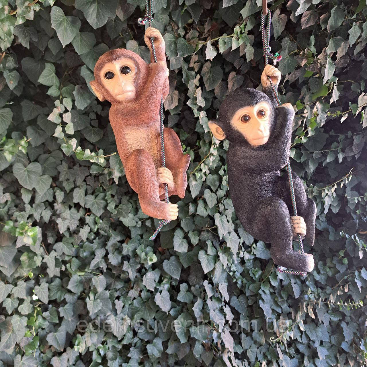 Садові фігури Мавпа на мотузці, 41 см — комплект 2 шт. (коричнева та чорна), декор для саду з полістоуну