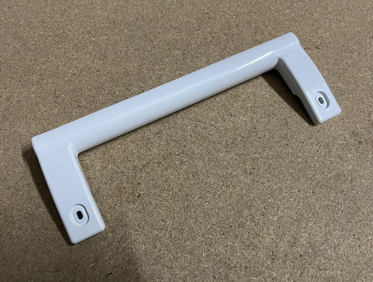 Ручка дверей верхня/нижня для холодильника Атлант 775373400900