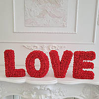 Літери LOVE вкриті червоними трояндами - декор для весілля, фотозони