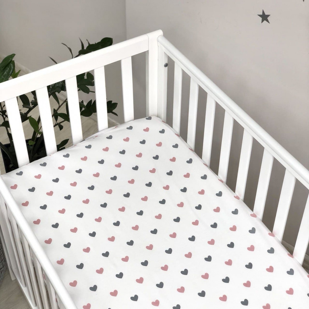 Простирадло дитяче Сердечка сіро-пудрові на білому