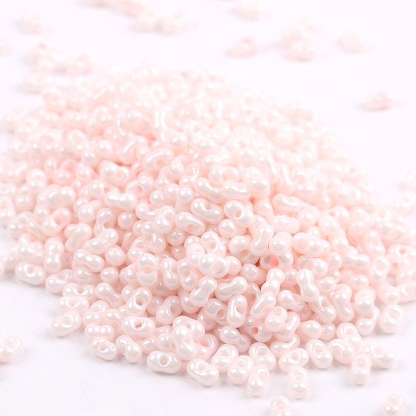 Бісер скляний у формі арахісу FARFALLE 6х4х3,2 мм 10 г Рожевий опал блискучий, фото 1
