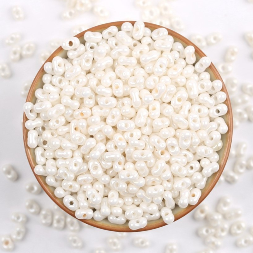 Бісер скляний у формі арахісу FARFALLE 6х4х3,2 мм 10 г Молочний блискучий, фото 1