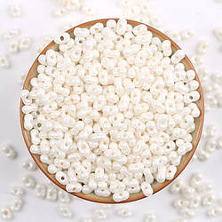 Бісер скляний у формі арахісу FARFALLE 6х4х3,2 мм 10 г Молочний блискучий