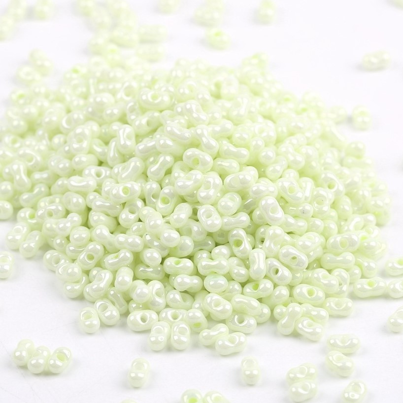 Бісер скляний у формі арахісу FARFALLE 6х4х3,2 мм 10 г Оливковий світлий блискучий, фото 1