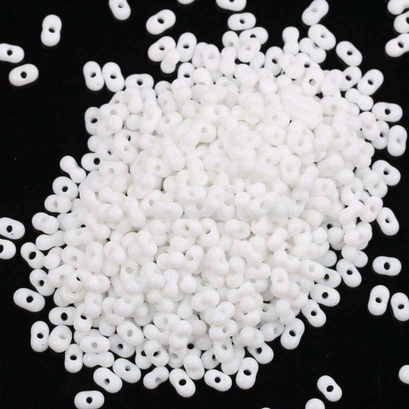 Бісер скляний у формі арахісу FARFALLE 6х4х3,2 мм 10 г Білий, фото 1