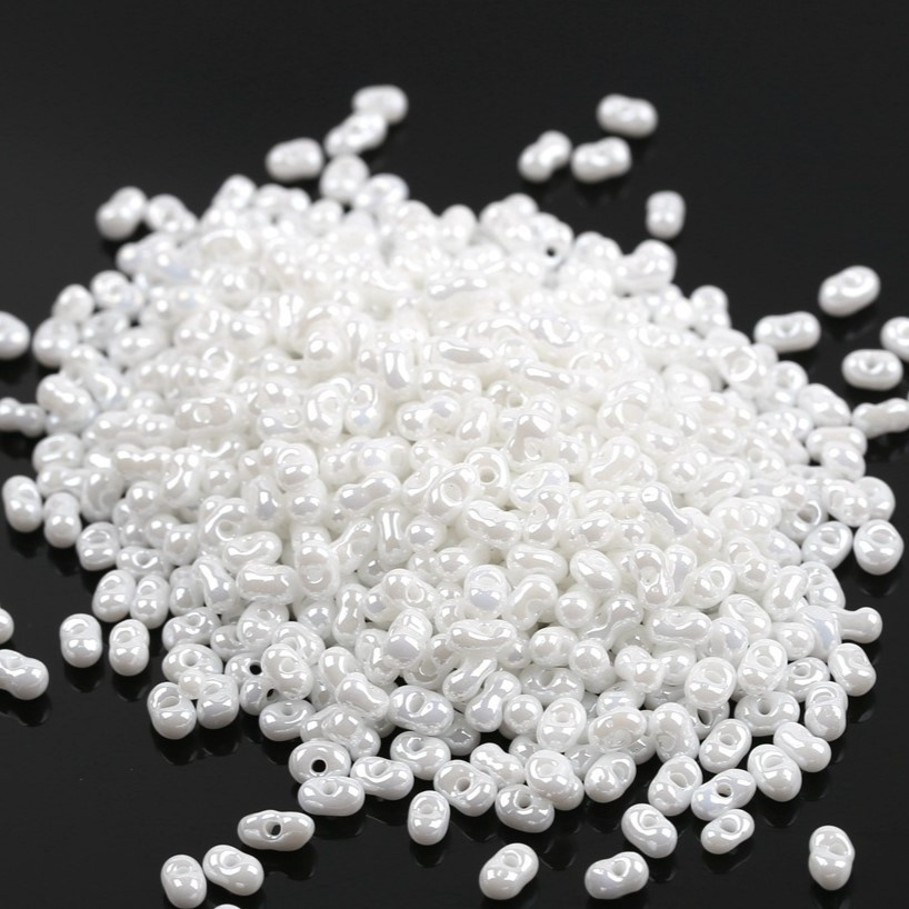 Бісер скляний у формі арахісу FARFALLE 6х4х3,2 мм 10 г Білий блискучий, фото 1