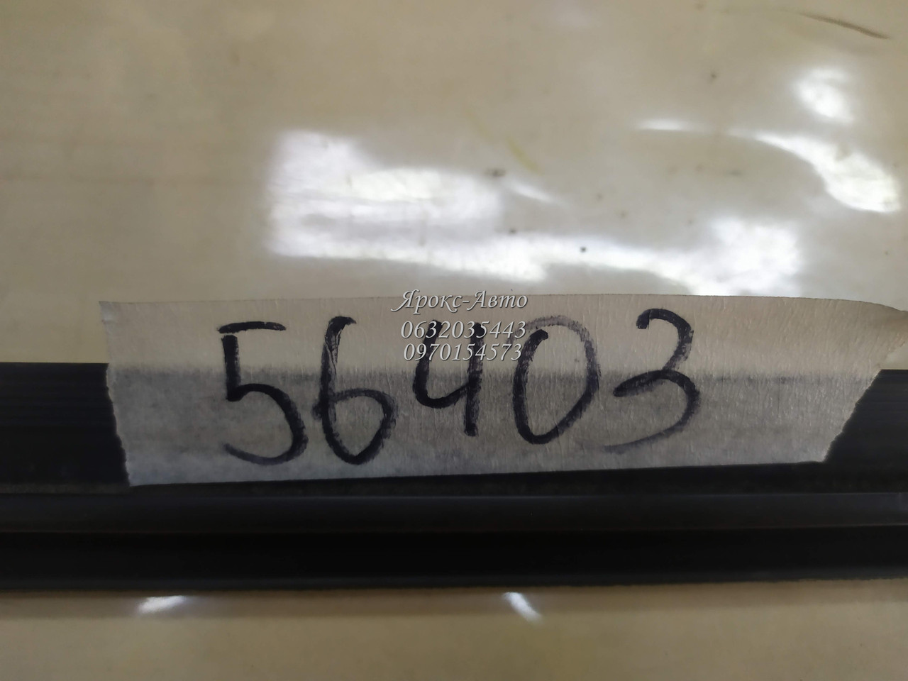 Ущільнювач скла передніх правих дверей Ford Focus MK1 000056403, фото 1